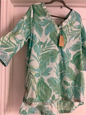 NWT size M “Christian Siriano” Women's Green Leaf Print V-Neck Top